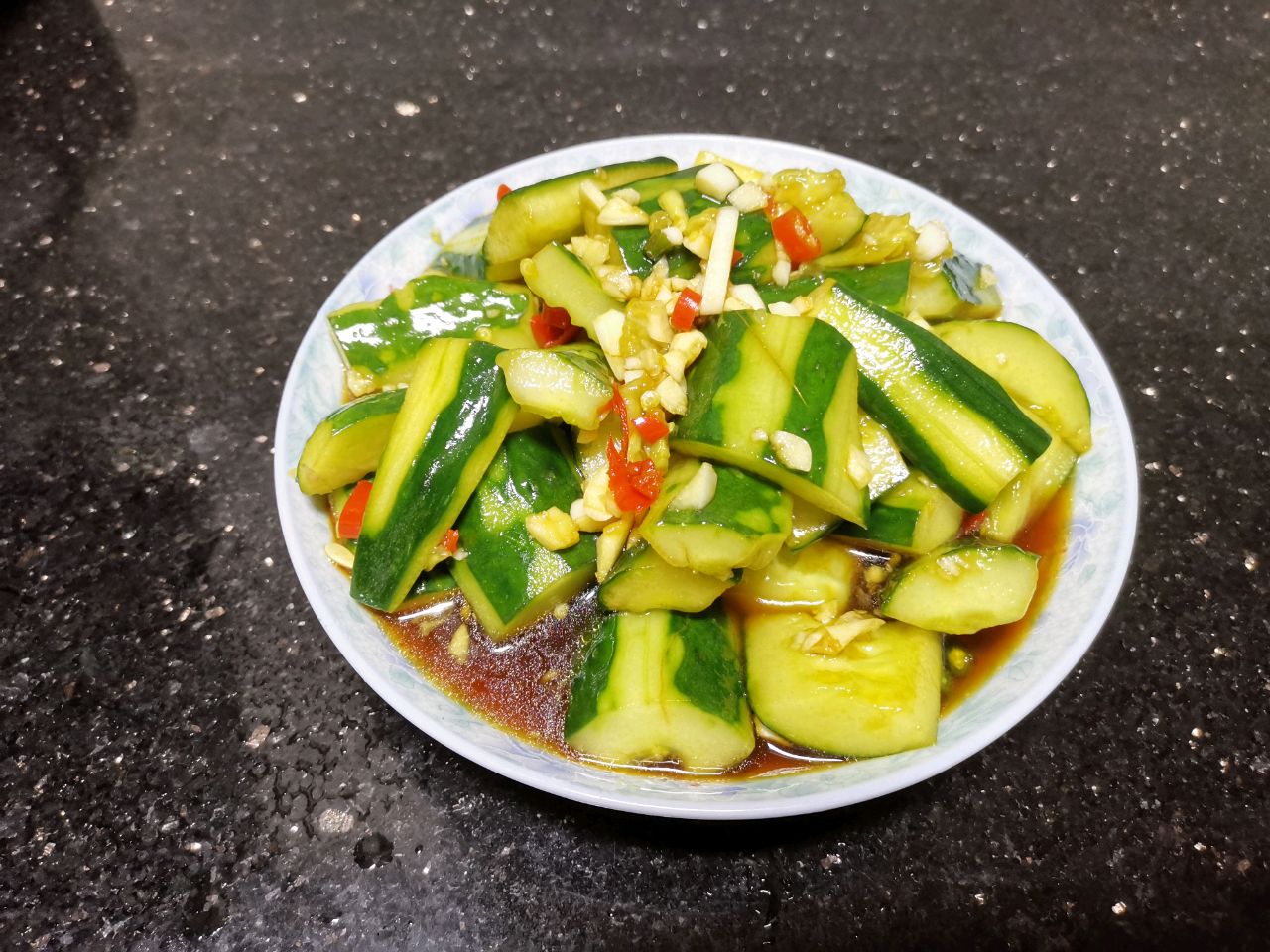 凉拌黄瓜不入味?大厨:别直接拌,记得多加这一步,爽脆利口