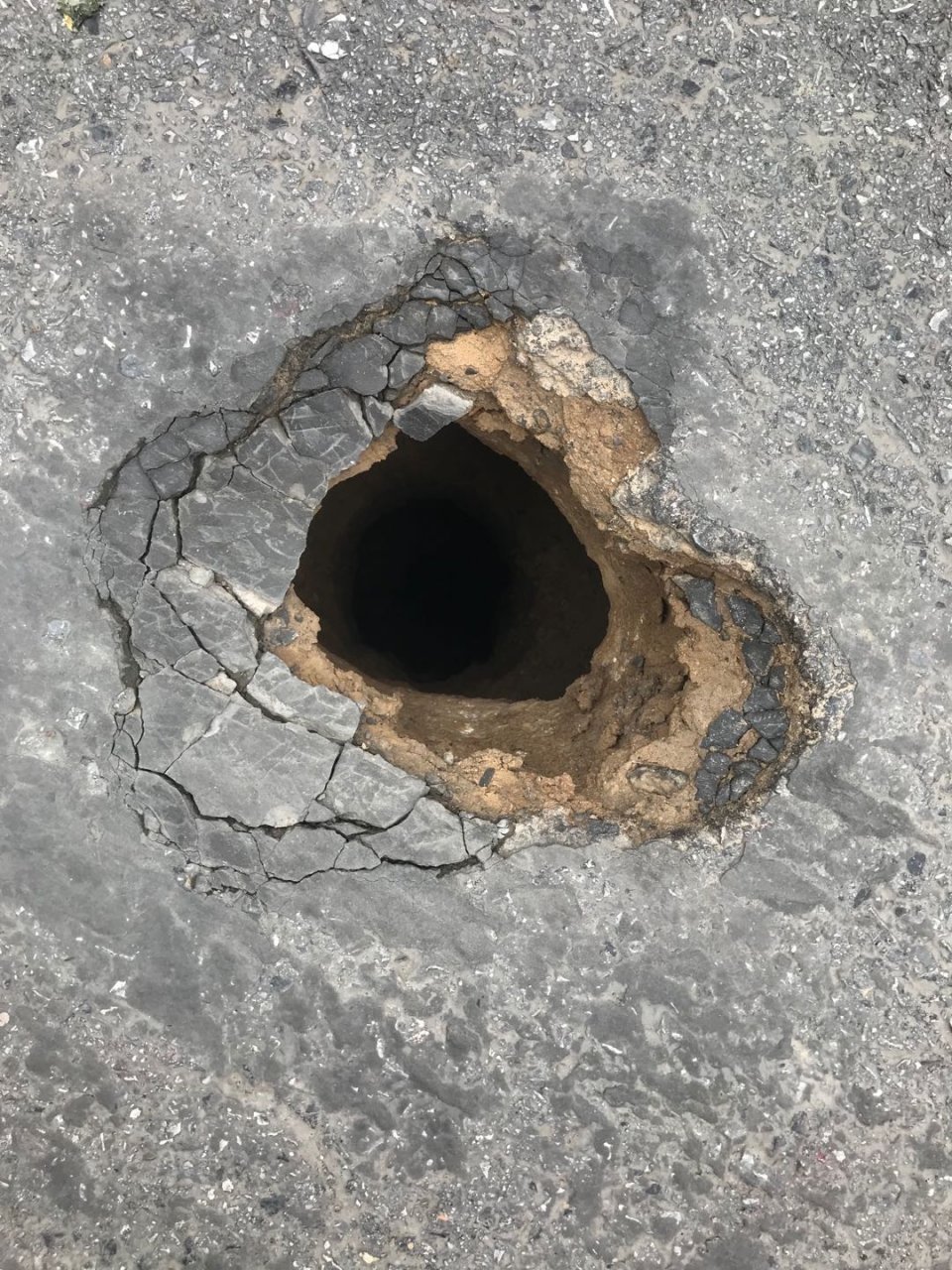 危险!保定这里突现"吃人大洞",路人:两米深