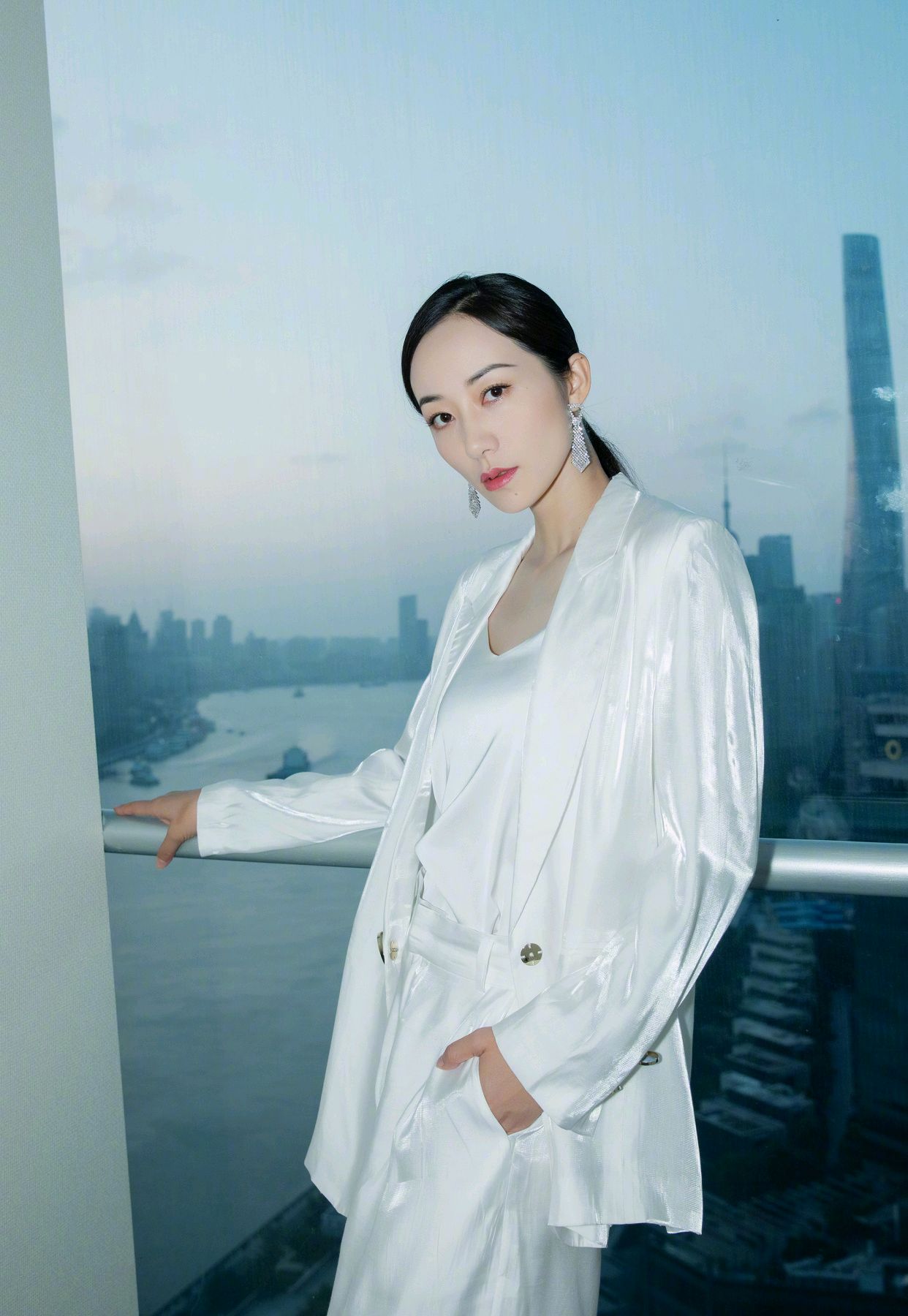 和我们常见的西装并没有多大的不同,采用了领子外翻设计,穿在韩雪身上