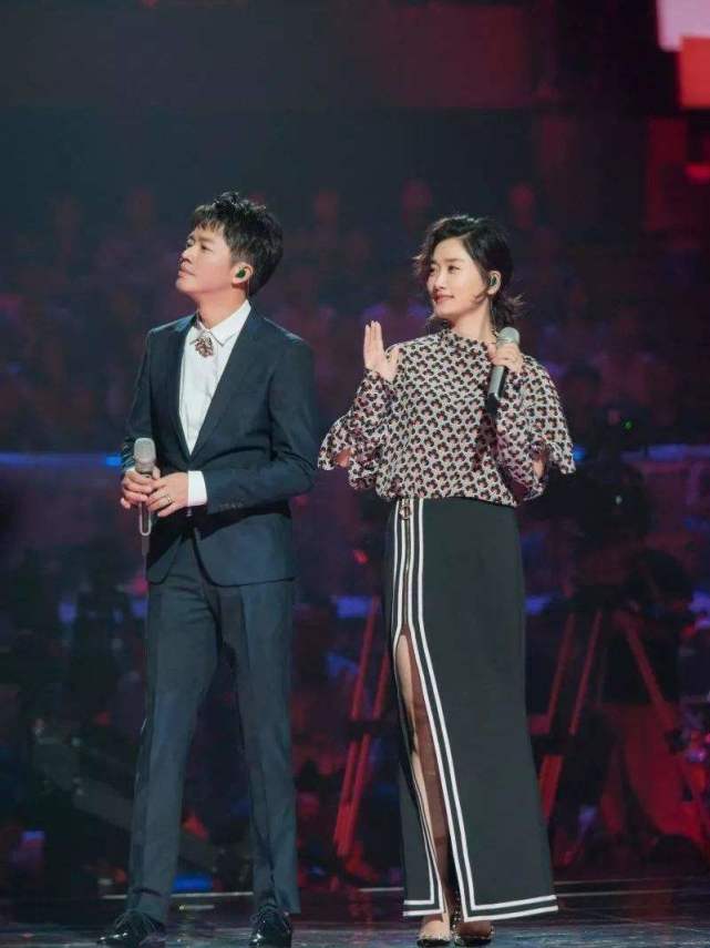 央视"七夕晚会"阵容曝光,当蔡徐坤遇上gai,该来的迟早会来