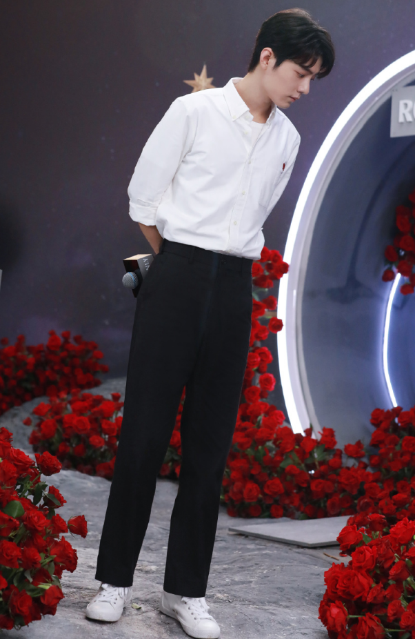 肖战终王者归来久违直播又现大排场男神回归王一博要怎么办