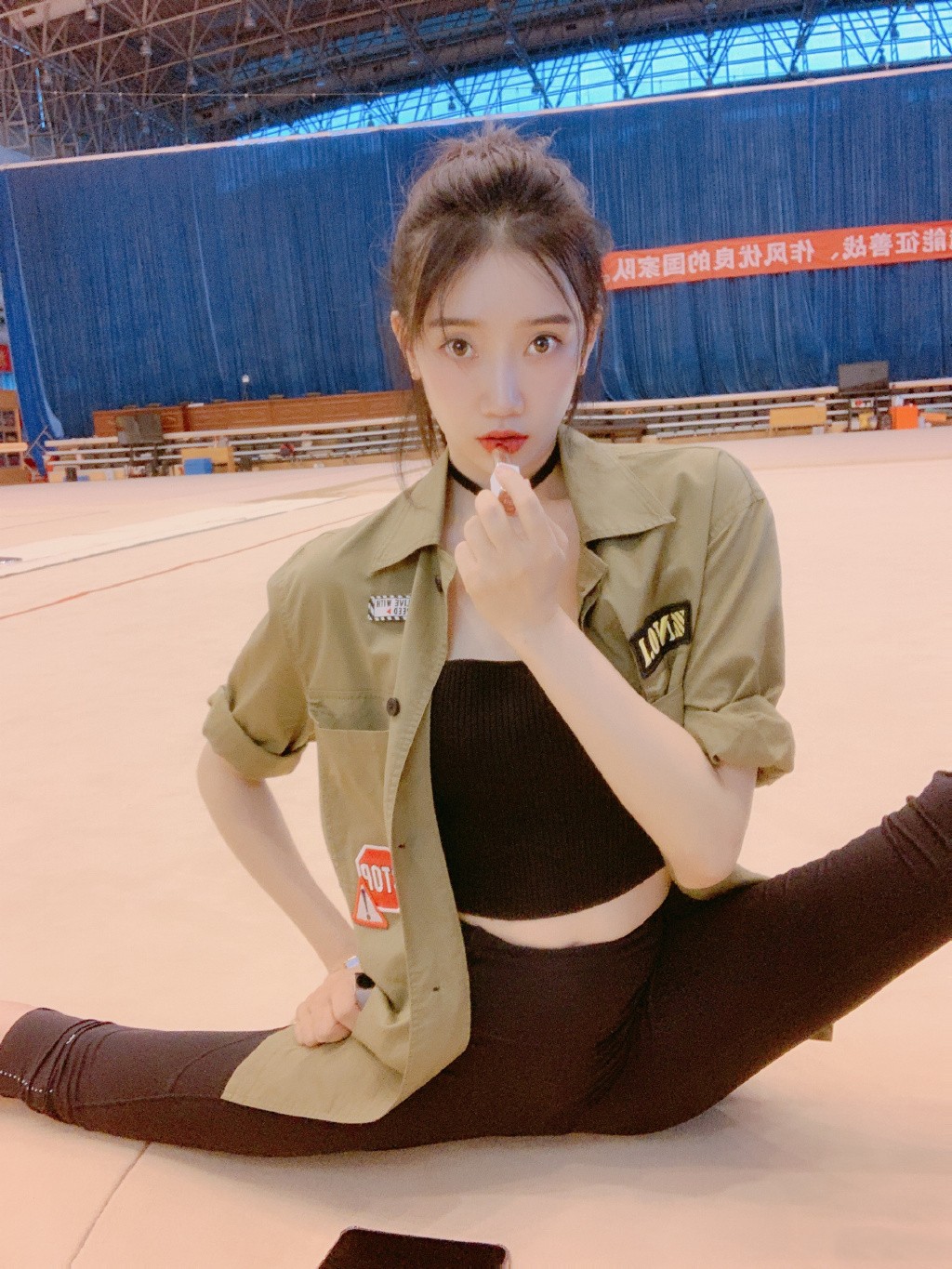 舒思瑶秀一字马走红近照美出新高度投身教练行业身材更火辣