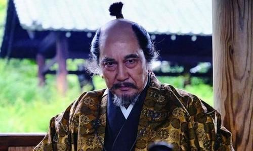 日本天皇也曾退位1817年之前天皇也并非是日本的信仰中心