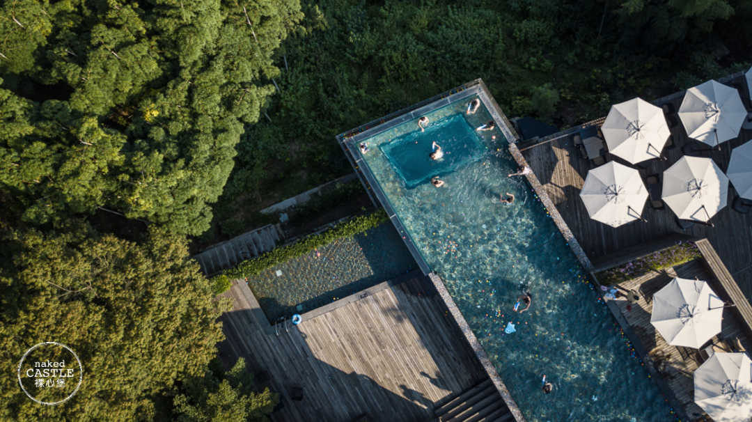 裸心堡的无边泳池. 悬崖边,竹林间