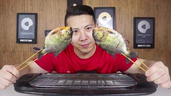 小浪哥烤了两条"红腹食人鱼"老婆不敢吃,我自己吃了两条!