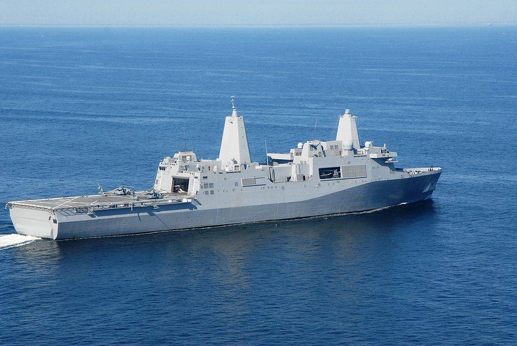 据了解,该运输舰隶属于两栖船坞登陆运输舰级别,于2000年初正式加入