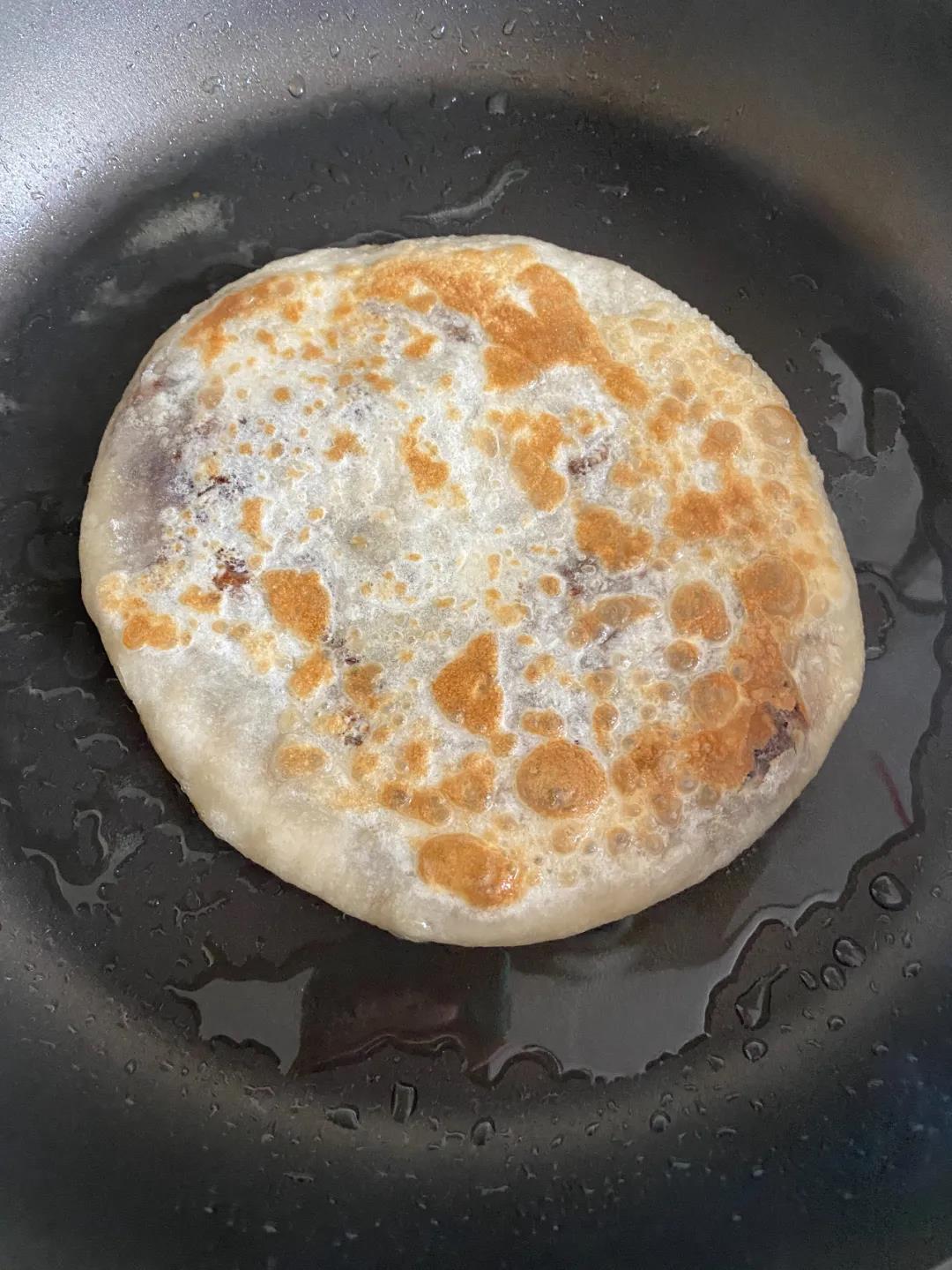 红糖饼,牙齿和饼皮来上几回合搏斗,红糖香气趁势钻进