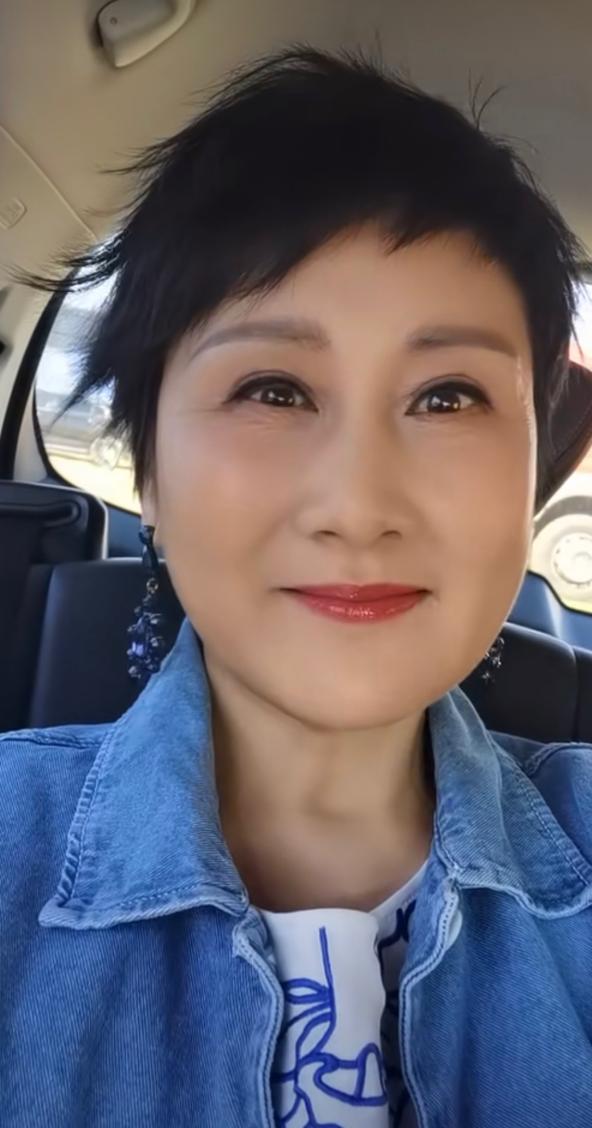 57岁张凯丽发视频嘟嘴被嘲卖萌本人大气度不理恶评