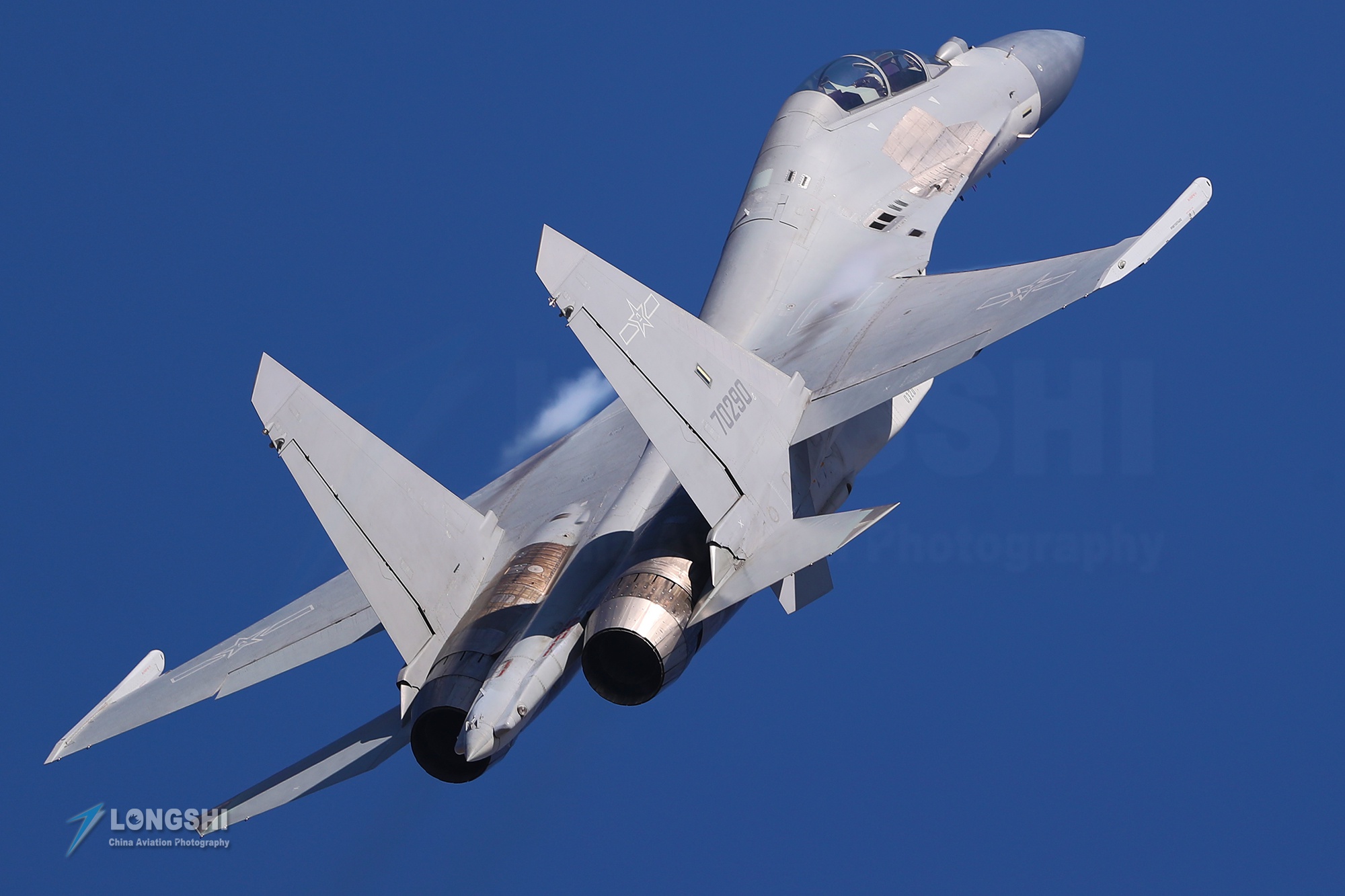 黑海警报突然响起,俄战斗机贴身驱离美侦察机,专家:歼16也可以