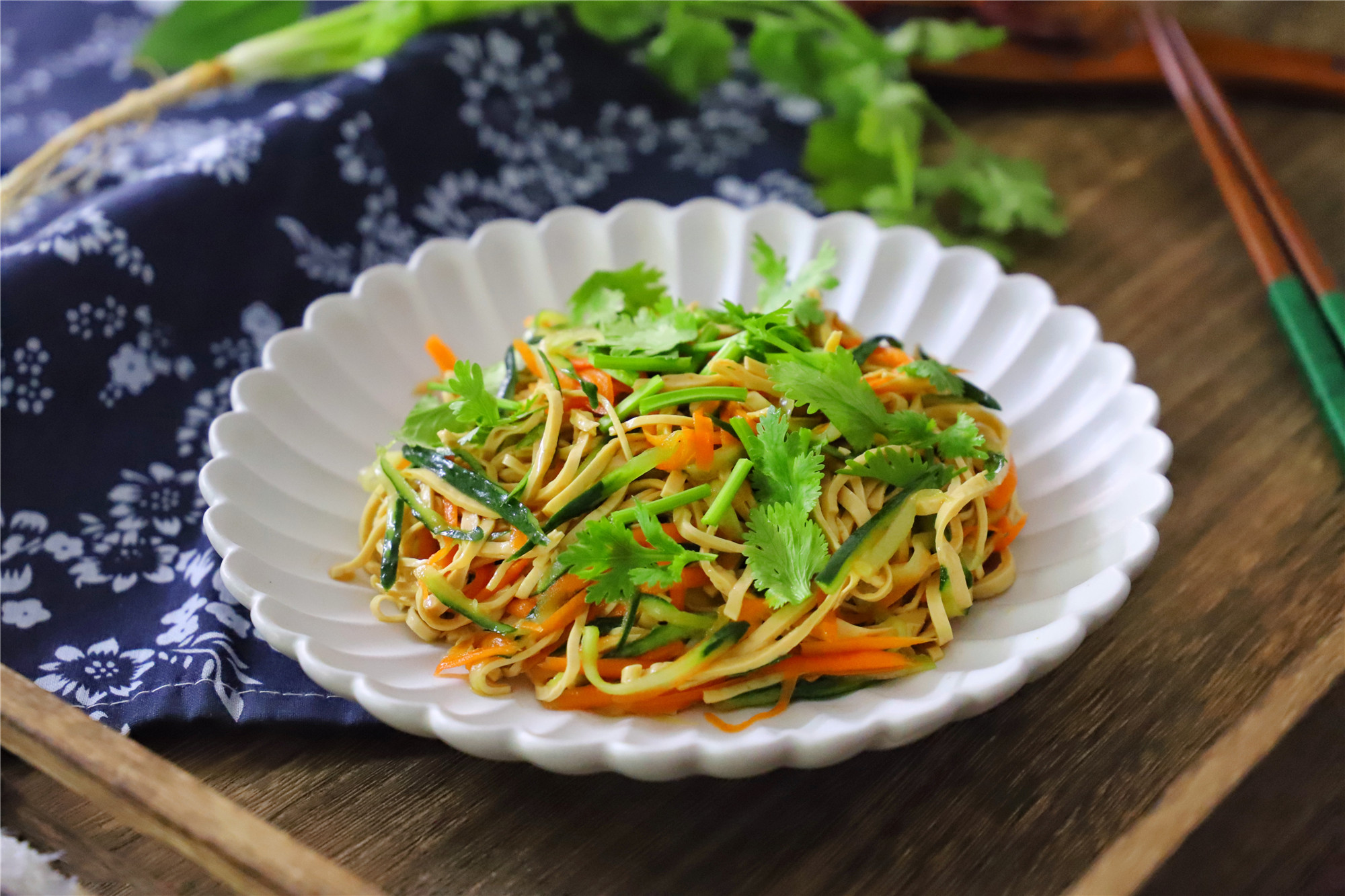 拌一拌就上桌,清爽开胃,好吃不长肉|云丝|腐皮|凉拌_新浪新闻