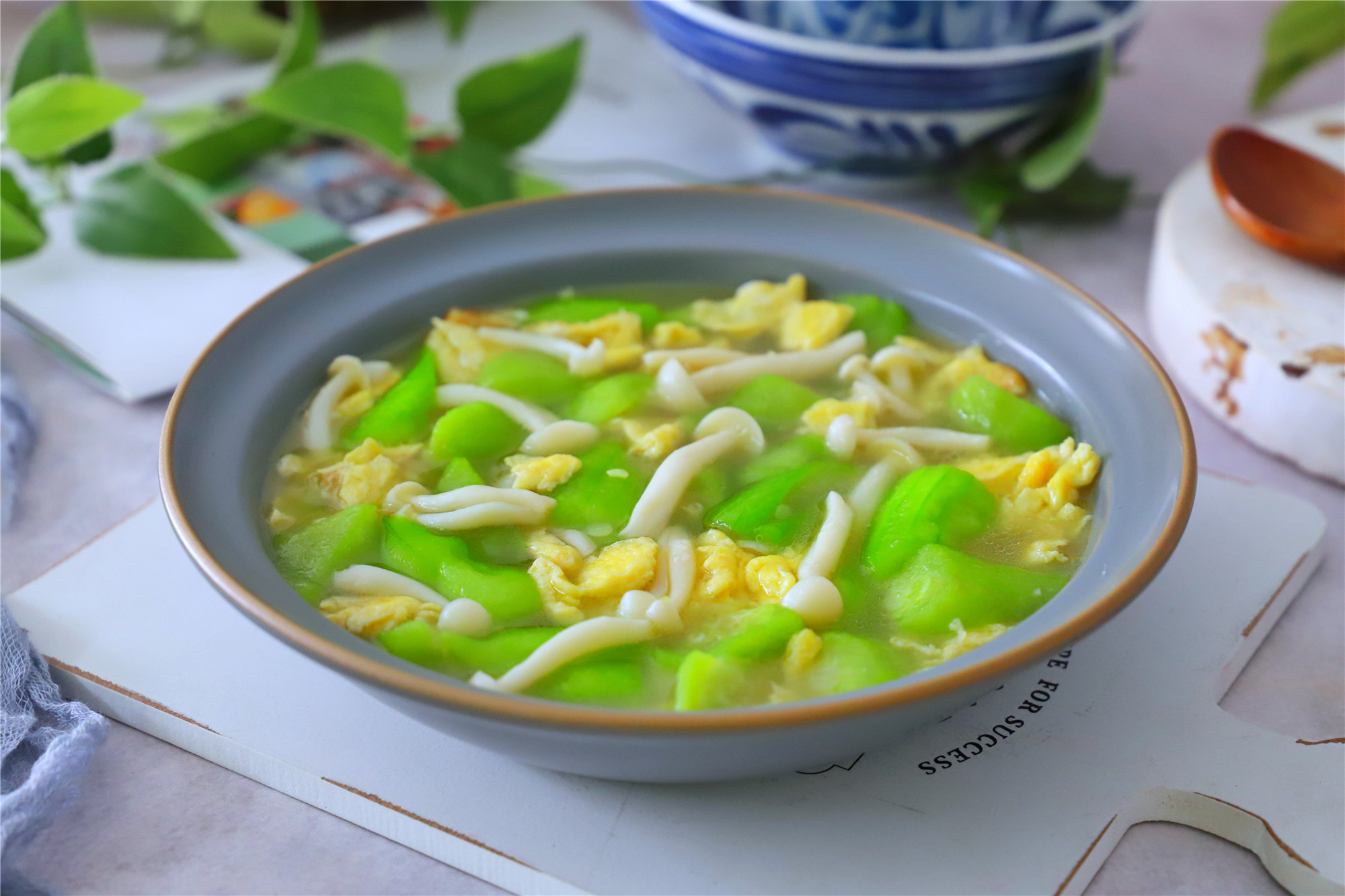【材料】:丝瓜500克,白玉菇65克,鸡蛋2个,盐适量,油少许【做法:1,准备
