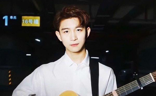 就出现了wes这三个英文字母,而我们都知道这正是凡宇的署名,不仅仅是