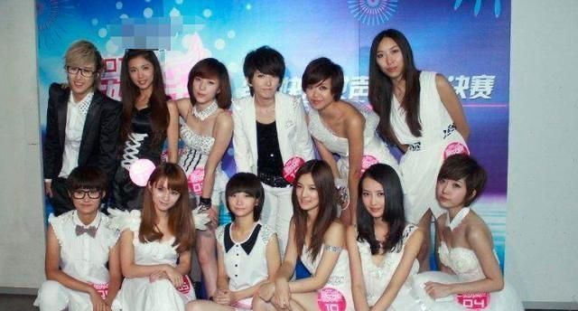 快女喻佳丽赠送结婚证,老公帅气优雅,刘忻苏妙玲送祝福