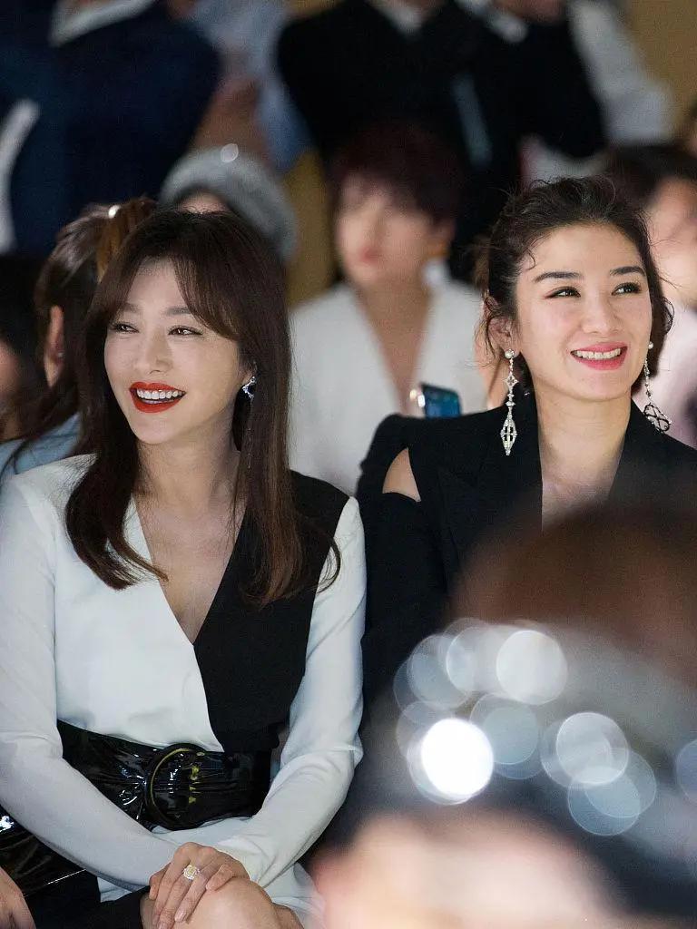 秦岚黄奕同框:一个更加成熟,一个更加优雅,看秀还不停咬耳朵