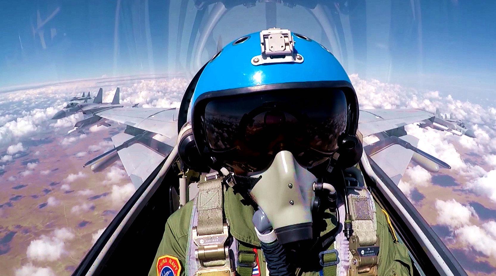 第一飞行视角看歼-15战机楔形编队跨越海空