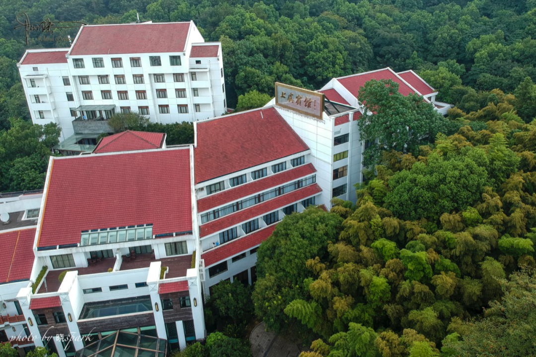 上虞宾馆三面环山,又交通便利,是个清静幽雅的好住处