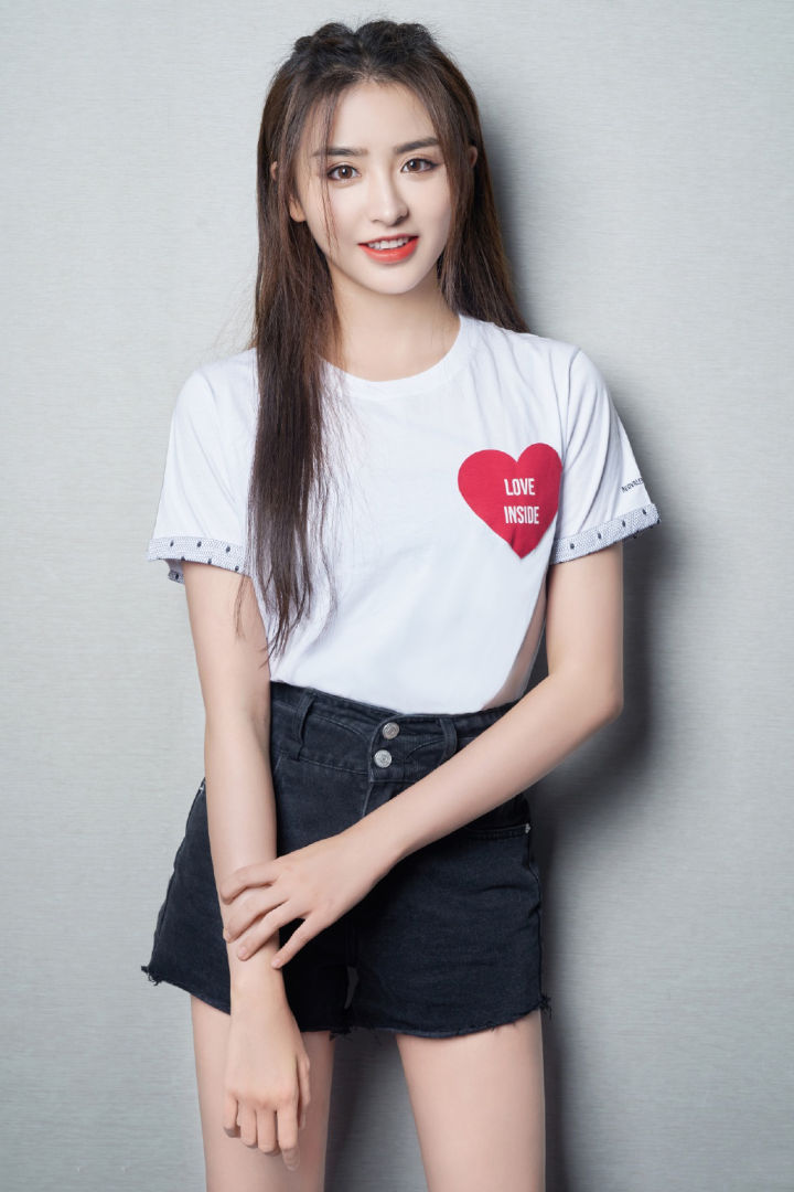 金子涵的私服穿搭不经意间流露令人过目难忘的复古韵味