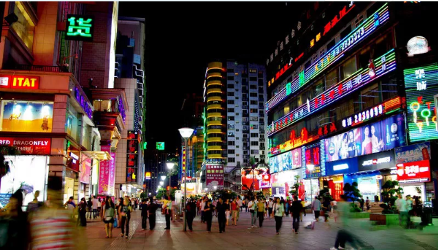 全长903米(包括老五星街),是目前柳州市最繁华的商业步行街,是集娱乐