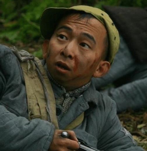巨兴茂显得格格不入,也显得微不足道,不少网友曾吐槽他"贼眉