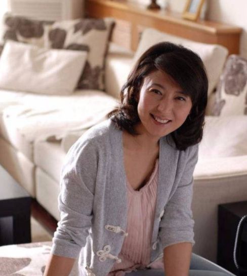 48岁闫学晶为27岁儿子未来发愁素颜的她面容沧桑言语显心酸