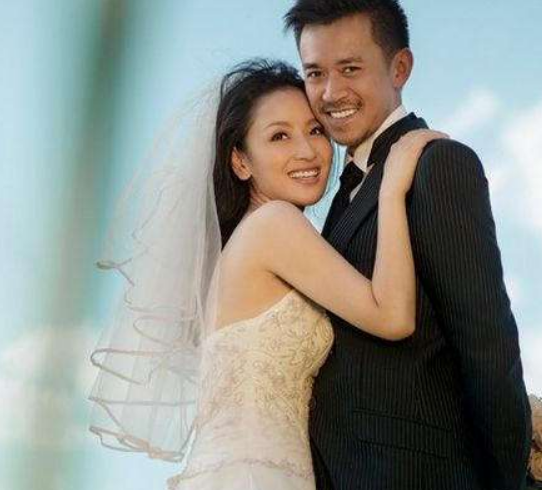 49岁王学兵近照历经三段婚姻如今一家三口很幸福