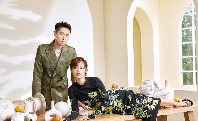 张嘉倪拍大片太酸了!和富二代老公穿白衣秀恩爱,高颜值夫妇赢了