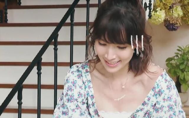 陈若仪领口太大,稍微弯腰就不行,谁注意婆婆这次的态度?