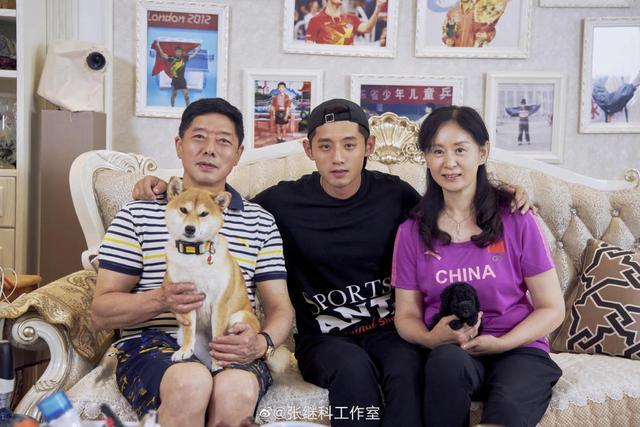 有趣女排奥运冠军做客张继科家中乒乓球较量竟不落下风