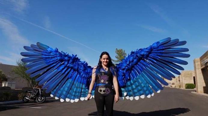 在人的背后植入翅膀能像鸟一样飞吗有人花100万尝试了