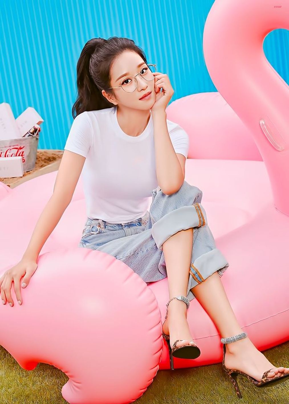 徐睿知代言眼镜品牌,魔鬼身材意外抢镜__财经头条