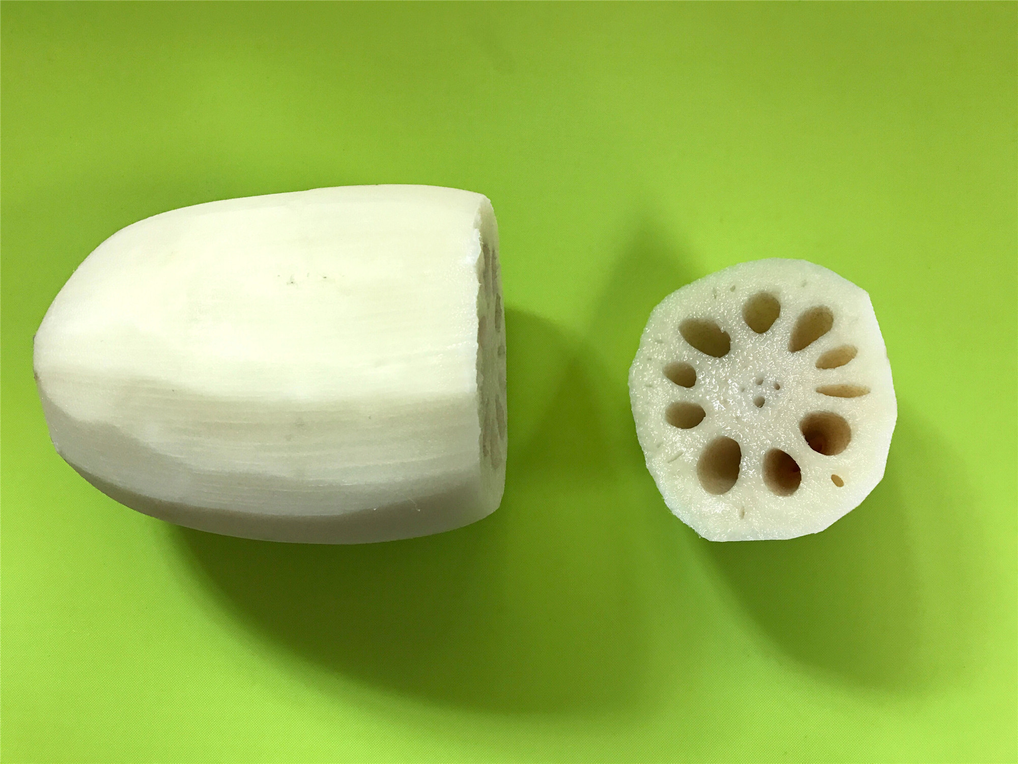 4,把浸泡好的糯米沥干水分,然后把糯米塞进莲藕中,塞的过程中要用筷子