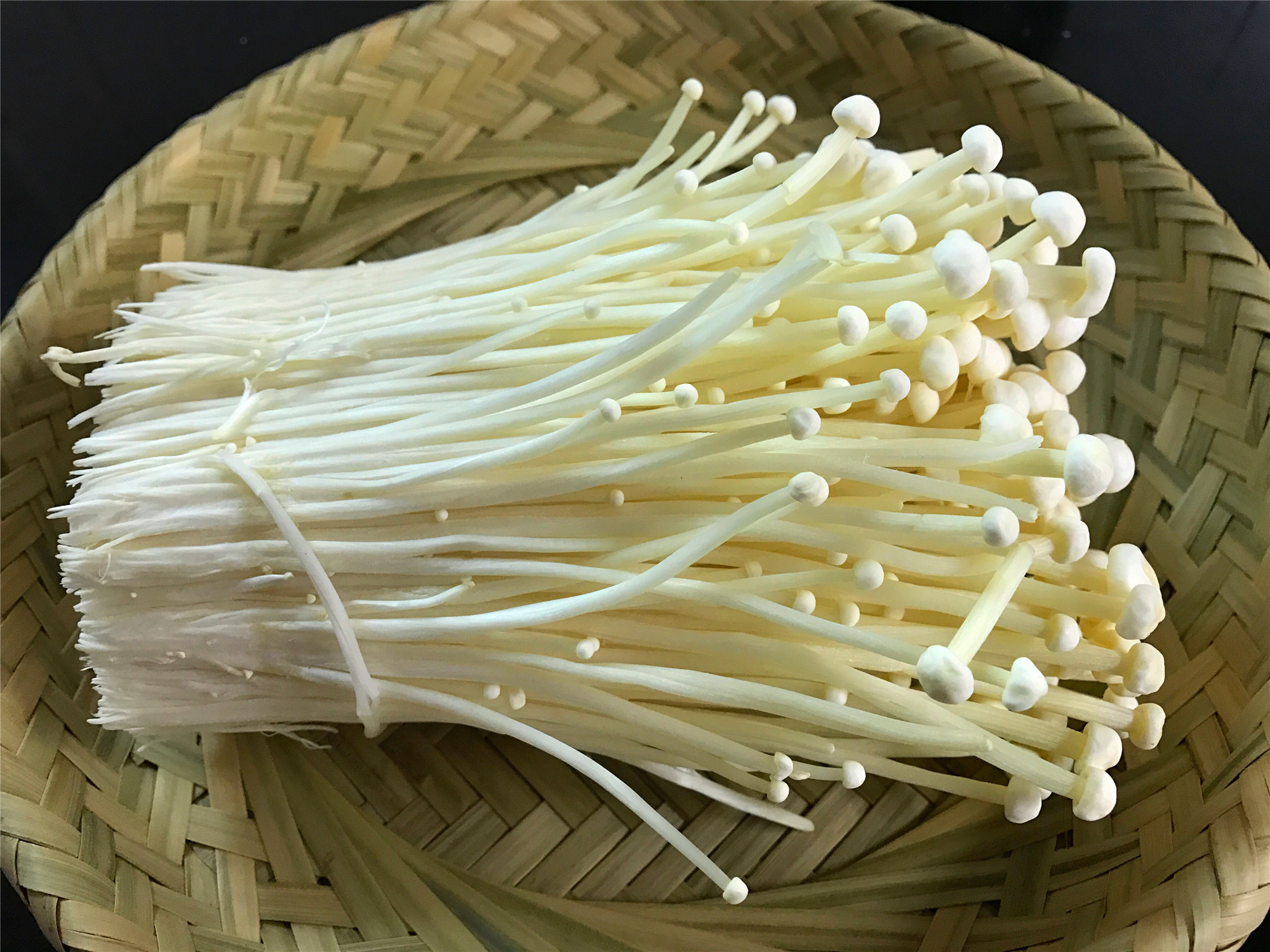 挑选金针菇有窍门,买时记住这4点,再也不怕买错,新鲜又美味