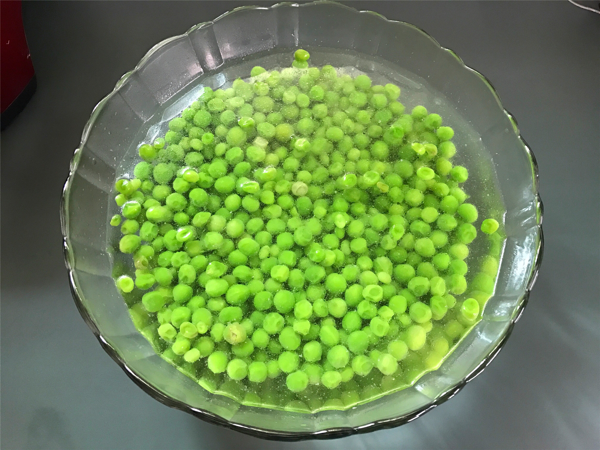 5,过筛后的豌豆泥放入不粘锅中,加入糖和黄油,小火翻炒至水分收干,不