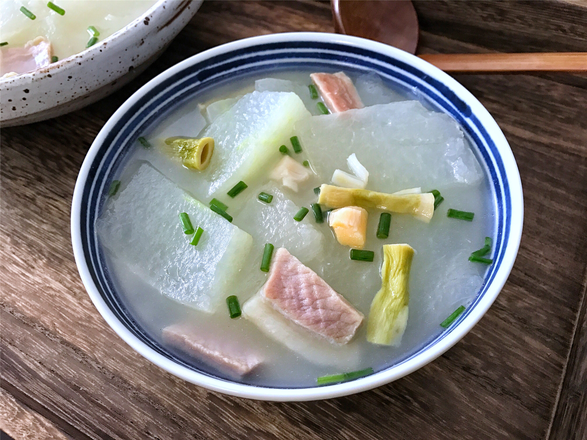 【材料】:冬瓜500克,干贝15克,咸肉1块,扁尖笋50克,盐少许【做法】:1