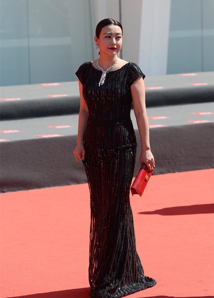 郝蕾真是霸气脸孔花瓶身材穿修身亮片裙走红毯气质看服了