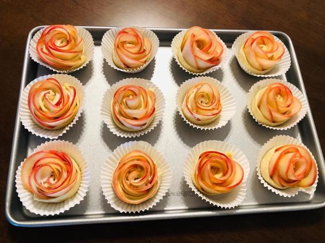 高颜值的苹果玫瑰挞,烘烤过的苹果香甜酥脆,咬一口就停不下来啦