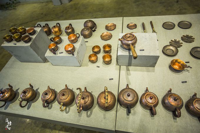 这些铜雕工艺及作品凝重,质朴,庄严,厚实,无论造型,质感,还是纹饰的