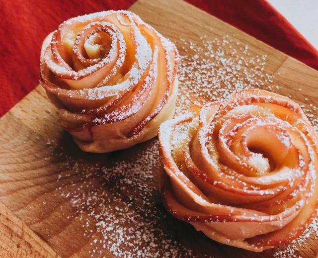 高颜值的苹果玫瑰挞,烘烤过的苹果香甜酥脆,咬一口就停不下来啦