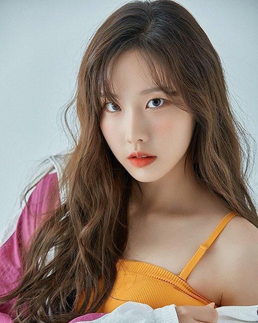 韩国momoland成员金娜允谈论少女时代是她的榜样