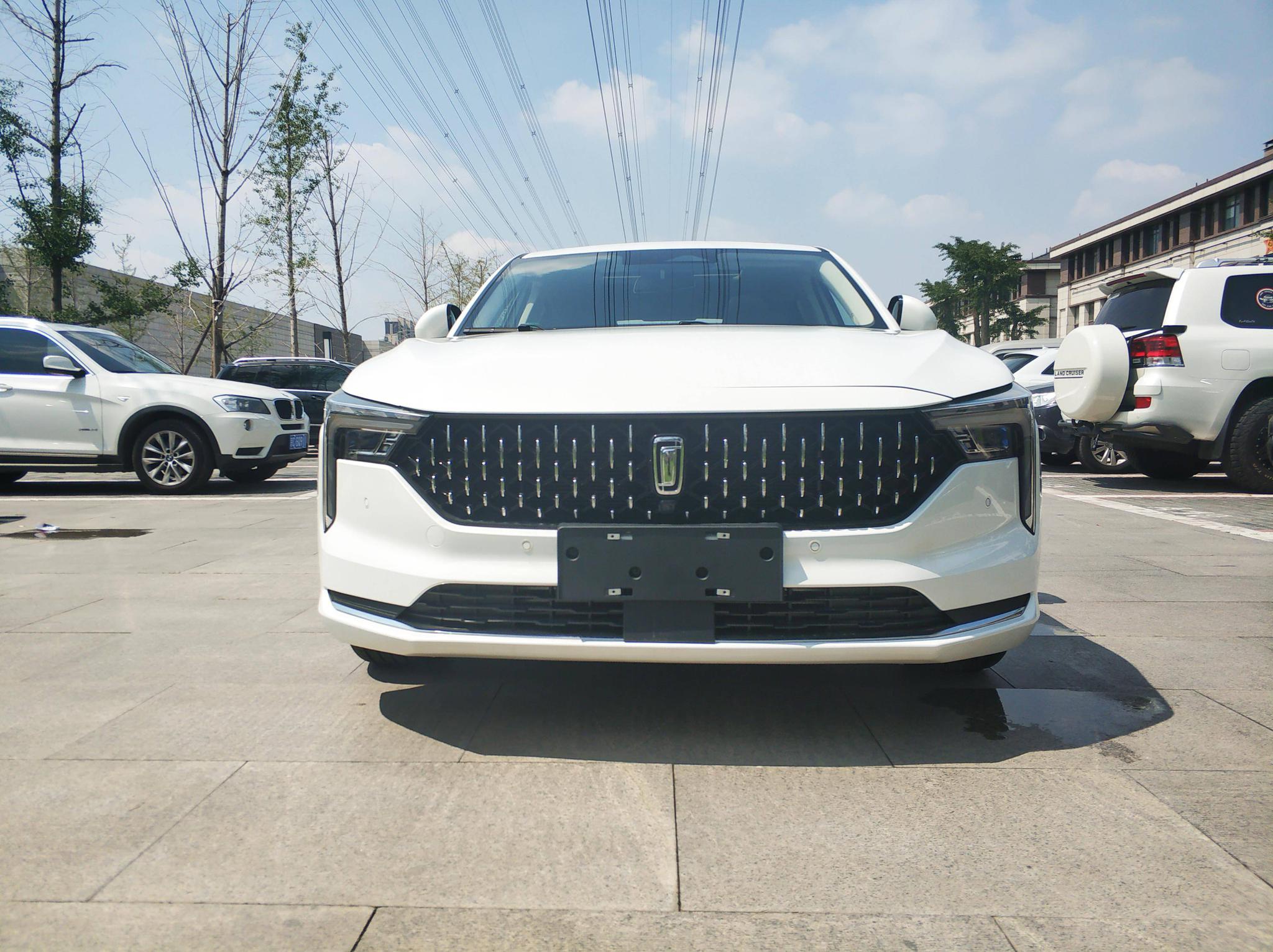 第三代奔腾b70在外观上采用了b2 concept概念车的全新设计理念,下面