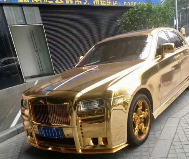 黄金劳斯莱斯车主现身年仅26岁5个1车牌价值80万