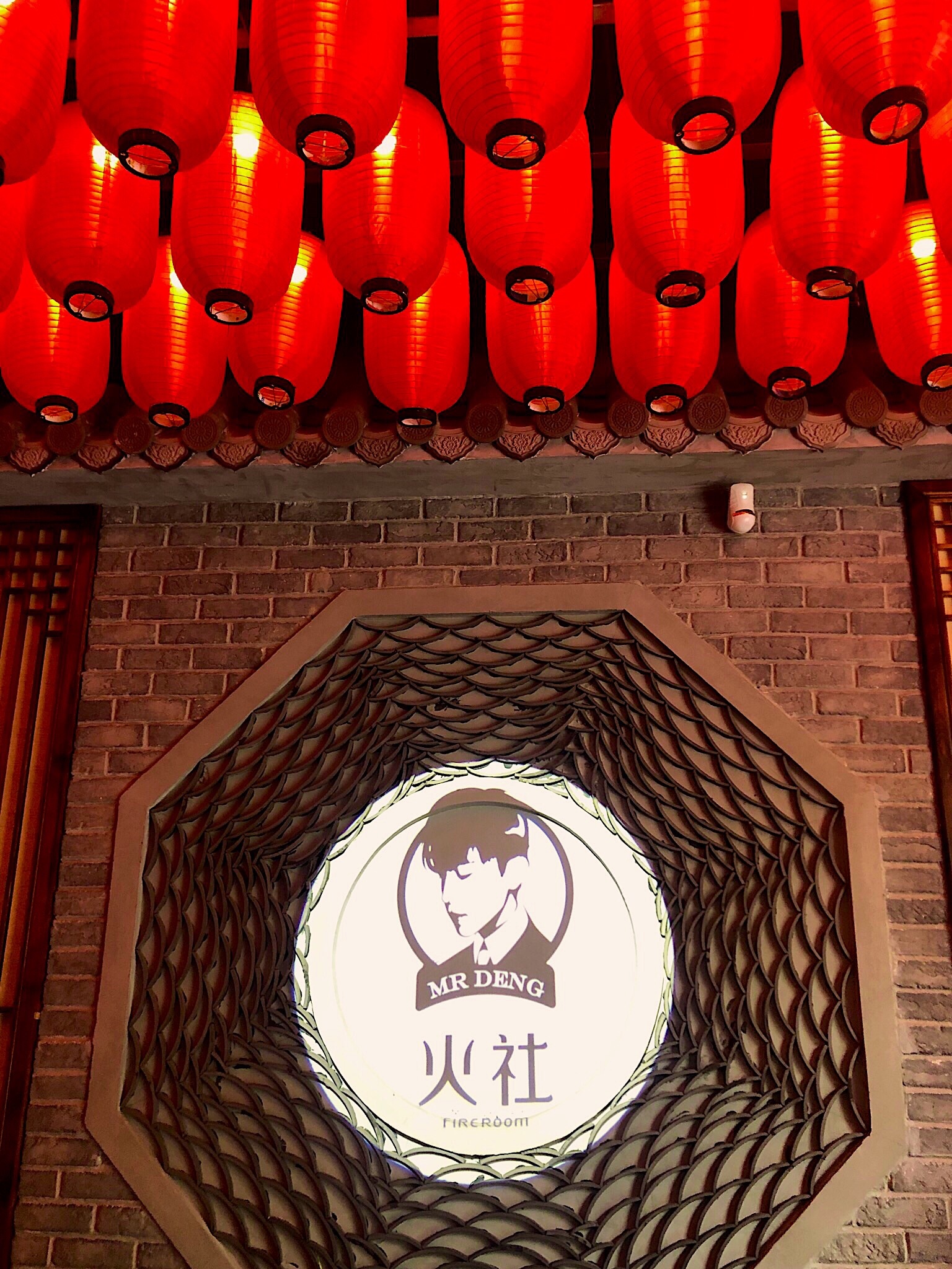 比如郑凯火锅店的logo"火凤祥"采用了复古的色调并放大字体.