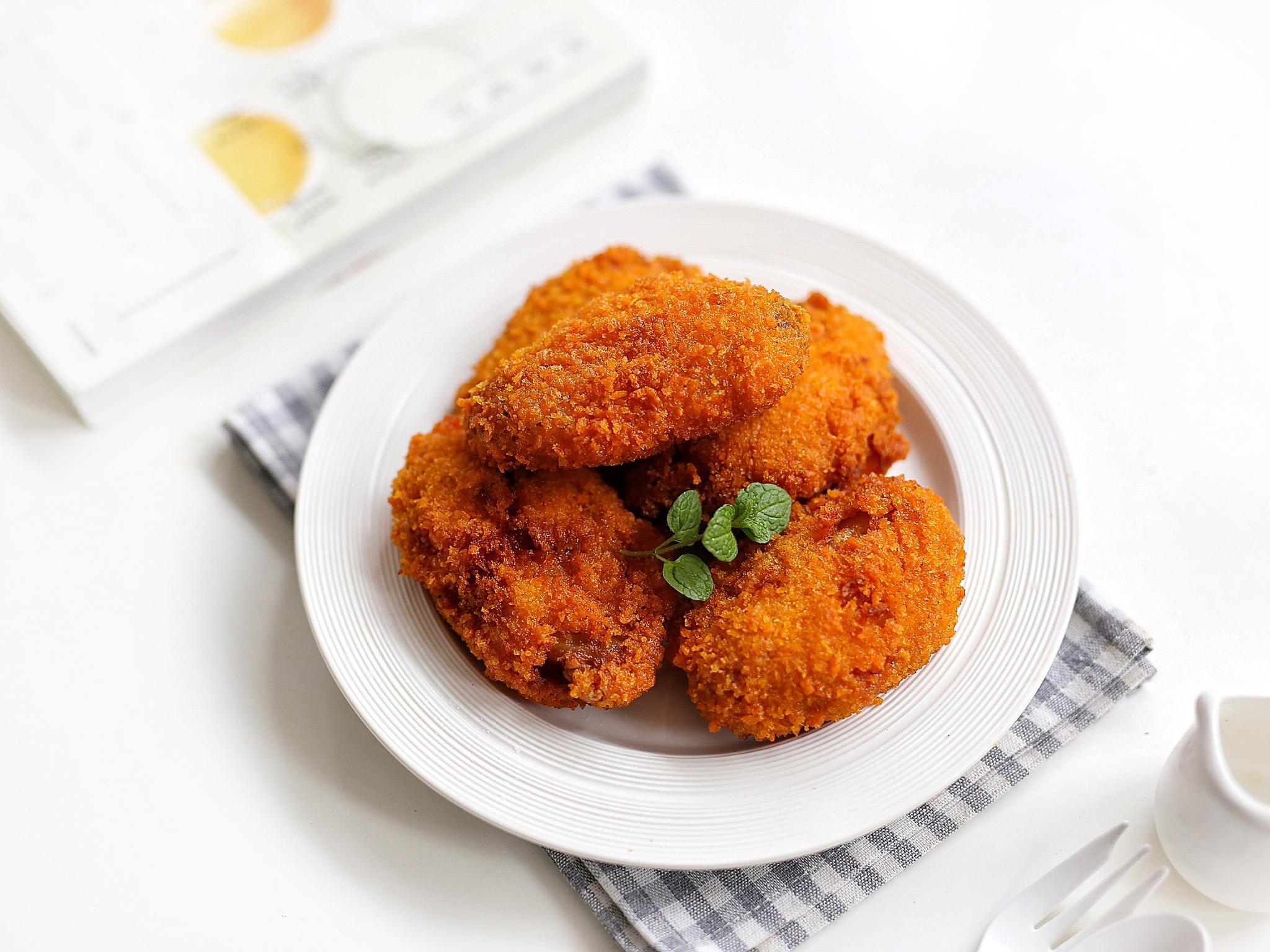 炸鸡翅小妙招,学会看懂油温,炸出来的鸡翅外表酥脆,肉嫩多汁