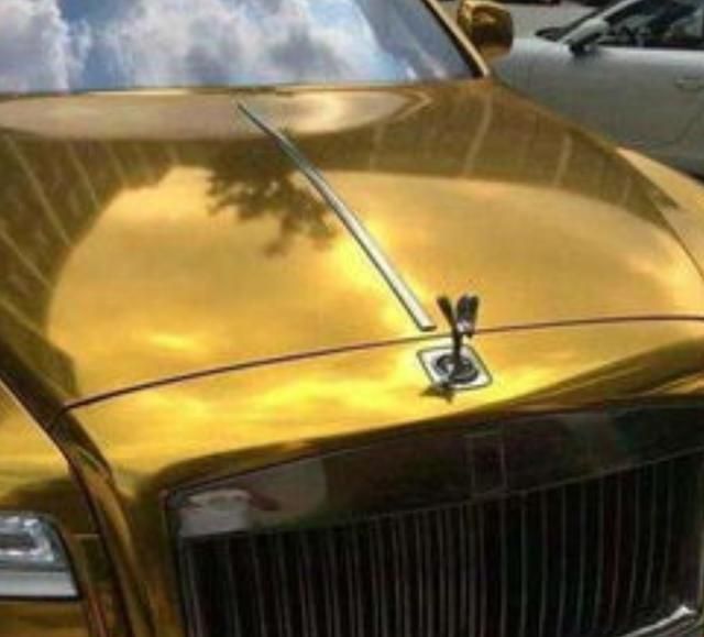 "黄金"劳斯莱斯车主现身,年仅26岁,5个1车牌价值80万!