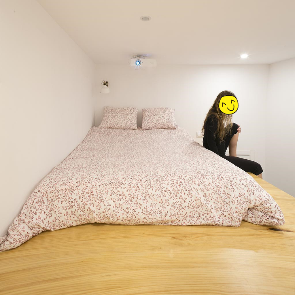 因为吊铺上面的空间比较矮,所以铺面上只铺了一张床垫.床垫宽1.