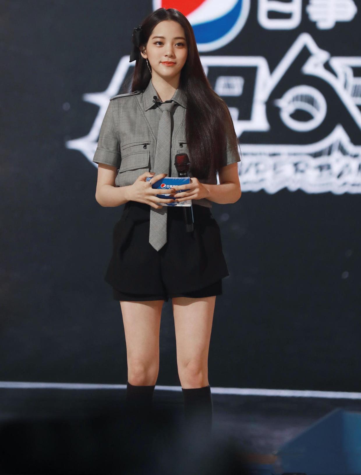 欧阳娜娜才20岁就赢别人几条街穿工装衬衫配短裤美出国际范