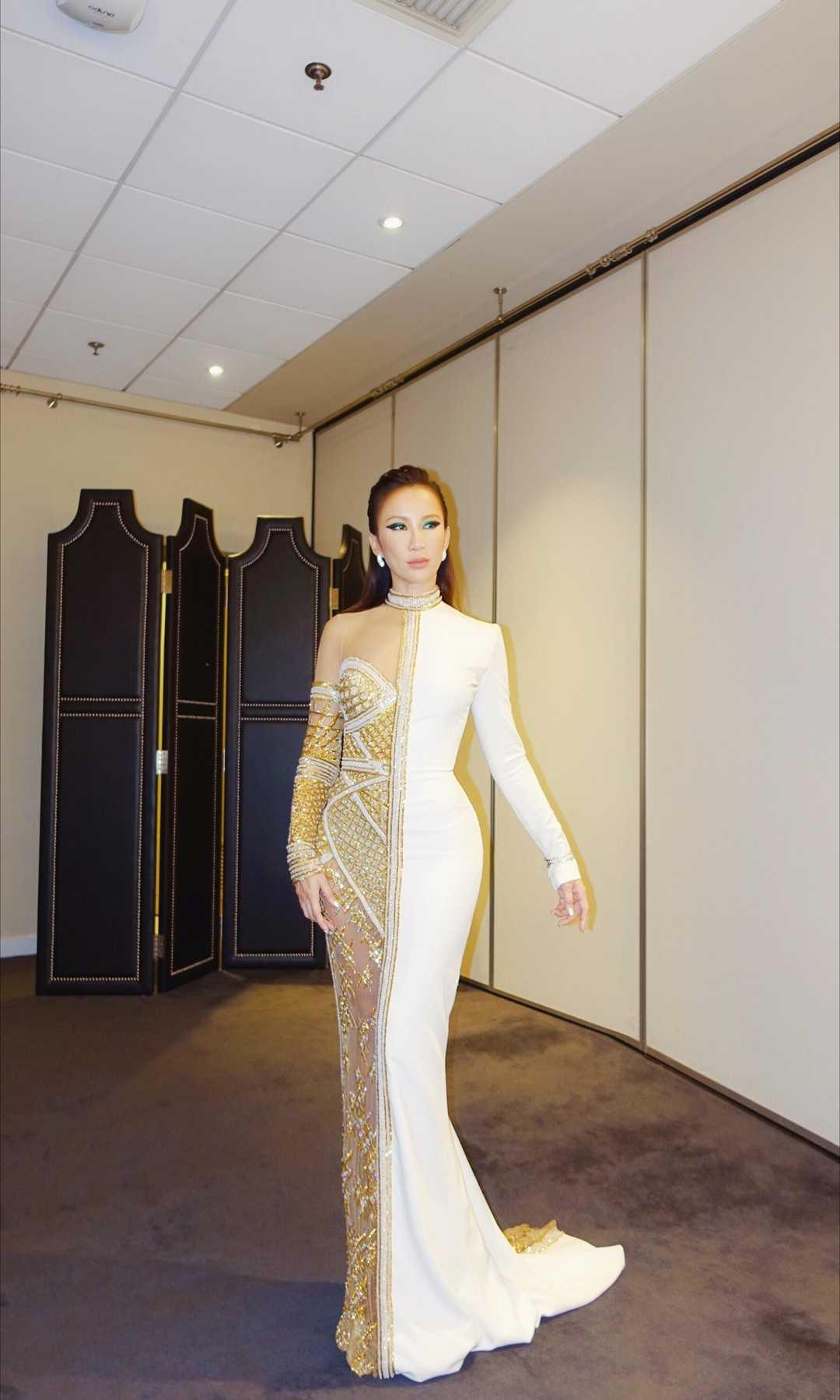 李玟coco的腰臀比逆天了,穿鸳鸯修身连衣裙,黄金比例太优越|身材|李玟