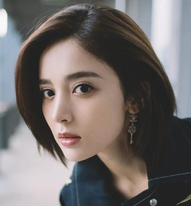 古力娜扎穿复古刺绣牛仔衣,短发中性帅气