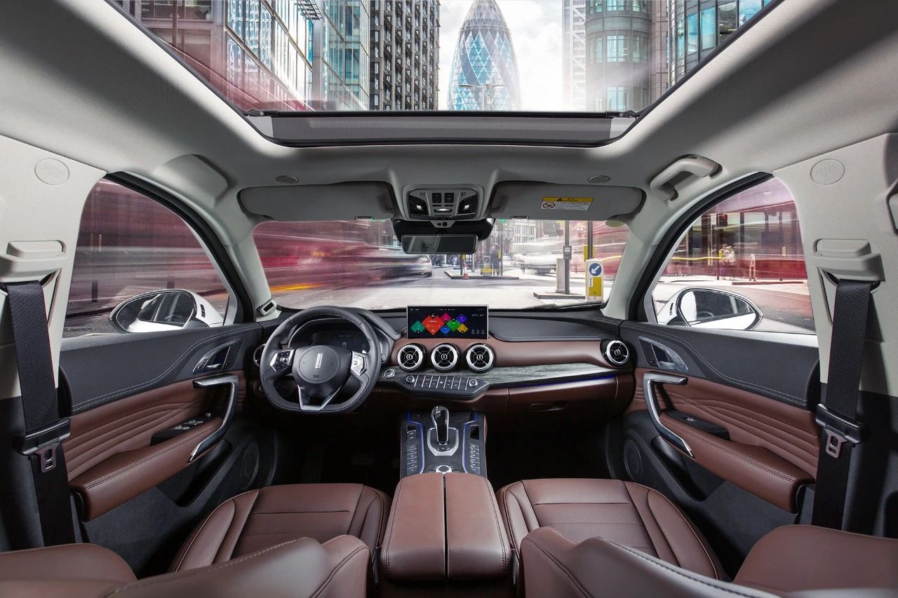 内饰同样与普通版车型保持一致,配置方面进行了升级,新增了后排屏幕