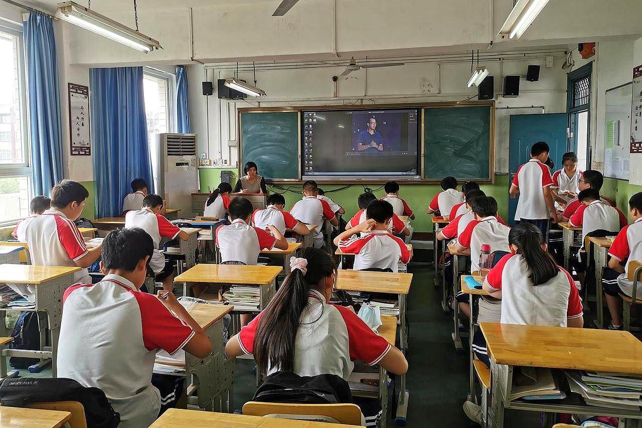 校园新时尚,武汉钢城十二中,"小餐桌"体现"大文明"|新冠肺炎_新浪新闻